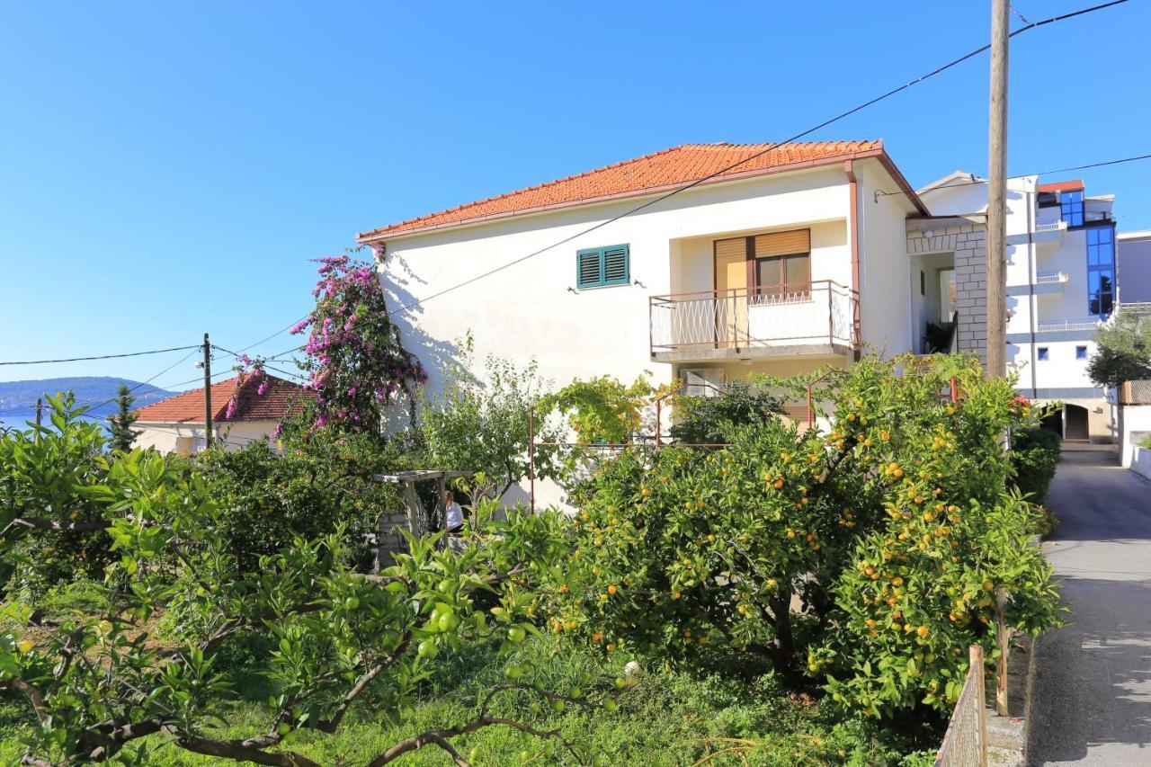 Apartments By The Sea Seget Donji, Trogir - 2029 Экстерьер фото